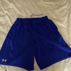 Men’s under armor athletic shorts in blue size L. Measures 20” L.